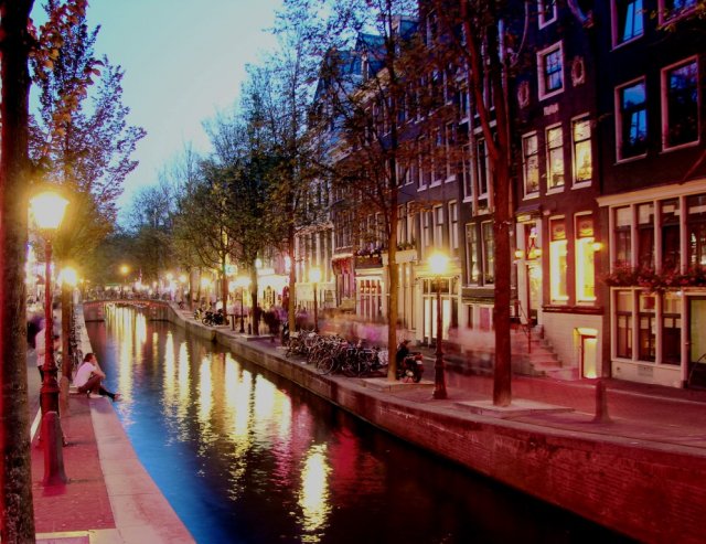 Amsterdam. O espelho d´agua permite boas fotos a noite