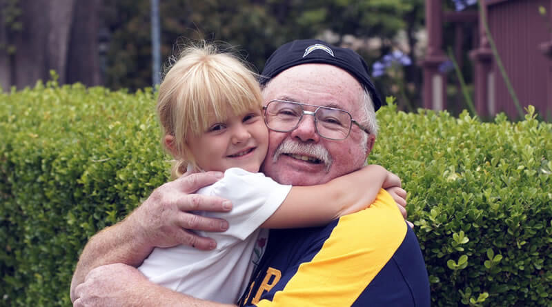 Abraço entre avô e neta