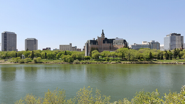 6 Lugares que pagam para você morar lá. Saskatchewan River, Saskatoon