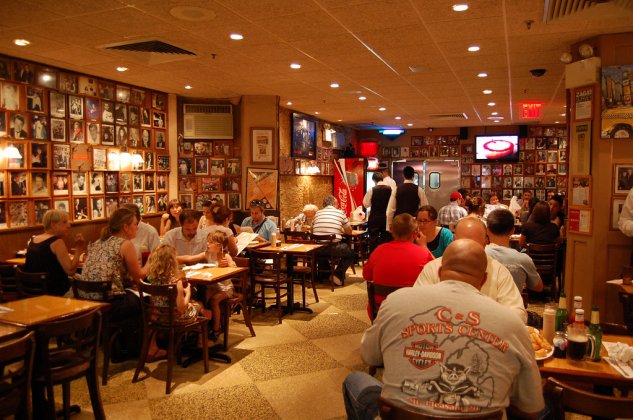 Interior do Carnegie Deli