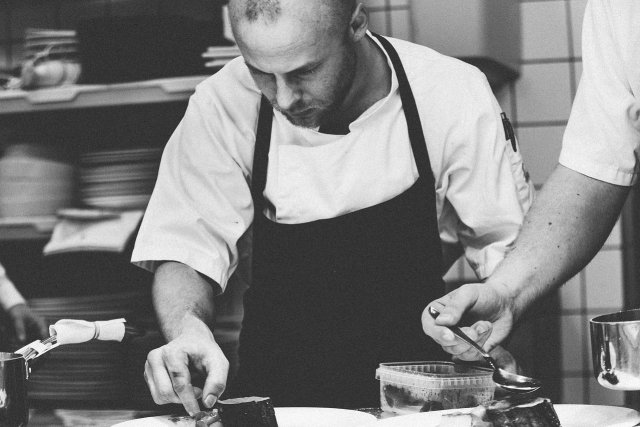 Work Exchange chef trabalhando na cozinha
